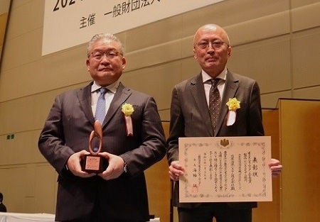 The award ceremony (Left: Nagata, President of Ebara Corporation's Building & Industrial Company; Right: Kato, President of Ebara Refrigeration & Cooling Systems)