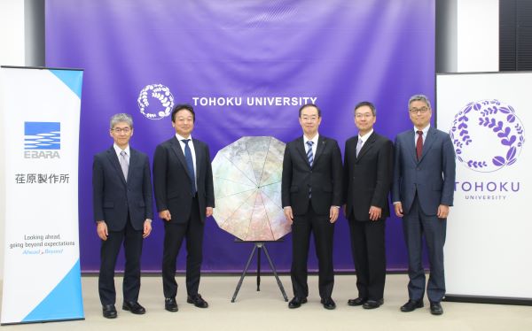 左から：荏原製作所 CP水素関連戦略ビジネスユニット 曽布川拓司（本研究所特任教授）、<br>塚本輝彰 統括部長、東北大学 植田拓郎 理事、佐藤一永 准教授、髙村仁 教授