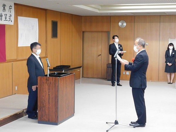 Chubu Branch Manager Ueda expressing his gratitude as the award winner